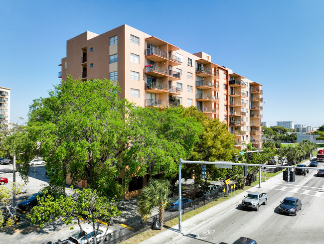 Three Horizons South in North Miami, FL - Foto de edificio - Building Photo