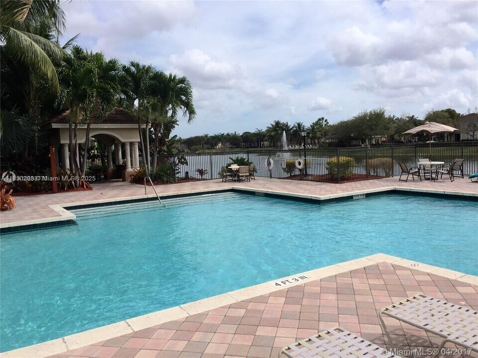 2516 Centergate Dr in Miramar, FL - Building Photo