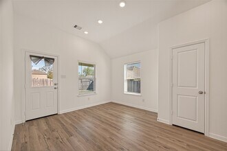 1010 Schooner St in Crosby, TX - Building Photo - Building Photo