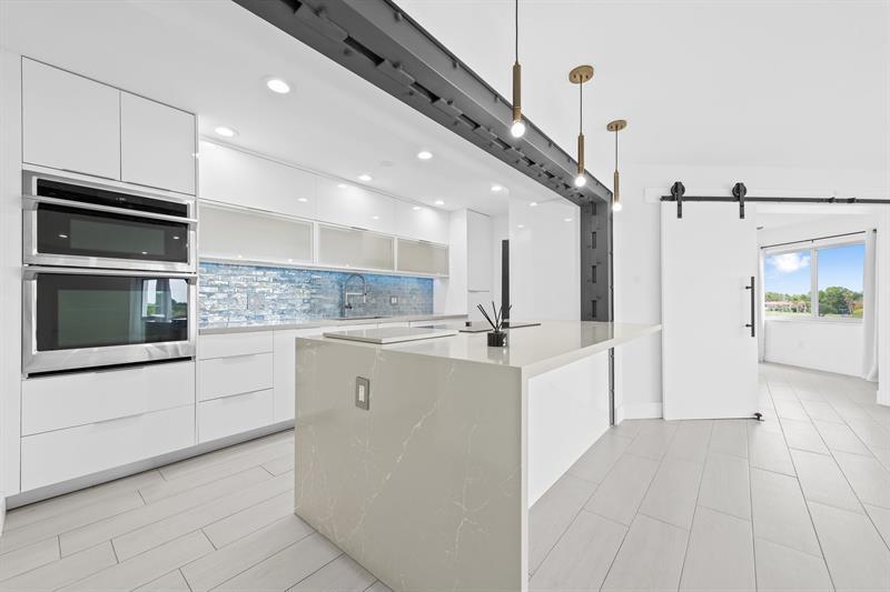877 NE 195th St in North Miami Beach, FL - Building Photo