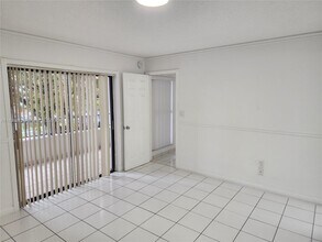 10879 NW 7th St in Miami, FL - Building Photo - Building Photo