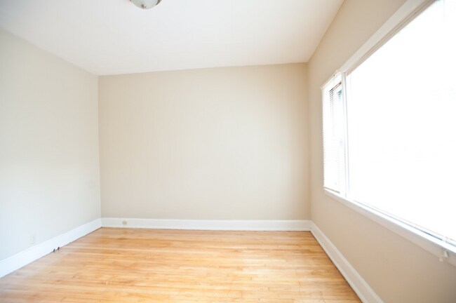 3221 N Newhall St, Unit Lower in Milwaukee, WI - Building Photo - Building Photo