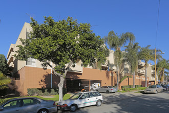 044 - Howard Highlands in Montebello, CA - Foto de edificio - Building Photo