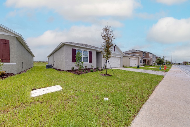 1245 Cascades Ave in Davenport, FL - Foto de edificio - Building Photo