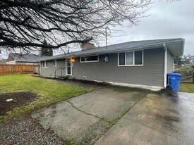 711 NE 7th Ave in Oak Harbor, WA - Building Photo