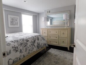 215 Bolton St, Unit 1 in Boston, MA - Foto de edificio - Building Photo