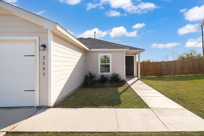 2803 Forsyth Cyn in Converse, TX - Foto de edificio - Building Photo