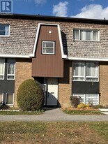 785B Ridgewood Ave in Ottawa, ON - Building Photo