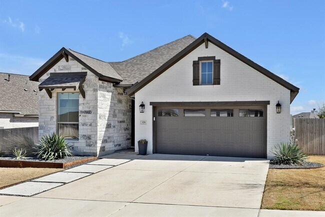 378 Carpenter Hill Dr in Mustang Ridge, TX - Building Photo - Building Photo