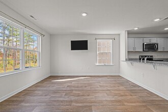 122 March Crk Dr in Fuquay Varina, NC - Foto de edificio - Building Photo