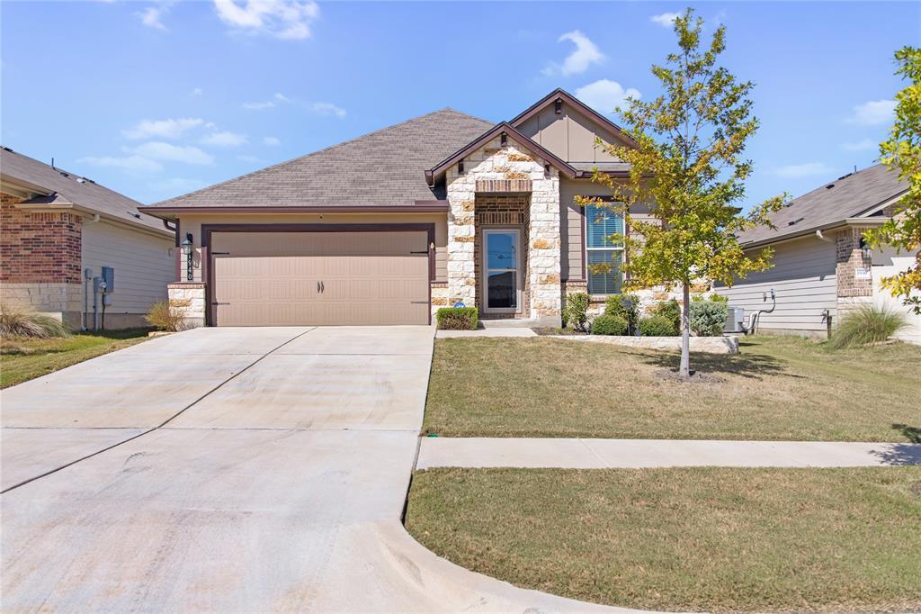 1940 T H Johnson Dr in Taylor, TX - Foto de edificio