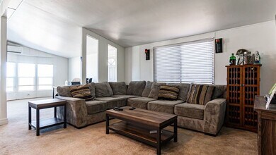 6573 Dos Palmas Rd in Phelan, CA - Foto de edificio - Building Photo
