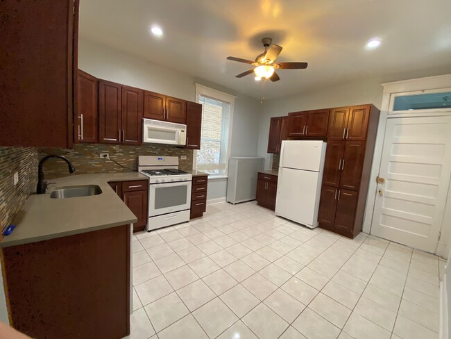 1263 W Thorndale Ave, Unit 1 Floor in Chicago, IL - Foto de edificio - Building Photo