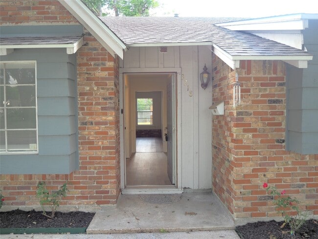3218 Crestdale Dr in Houston, TX - Foto de edificio - Building Photo