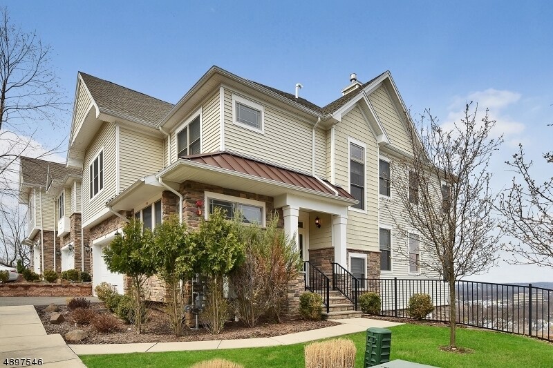 13 Summit Dr in North Caldwell, NJ - Building Photo