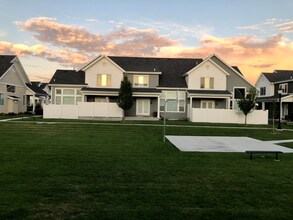 4448 S Stonington Way in Salt Lake City, UT - Foto de edificio - Building Photo