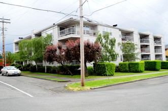 The Bentley in Des Moines, WA - Building Photo - Building Photo