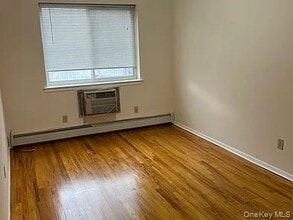 42-22 163rd St in Queens, NY - Foto de edificio - Building Photo