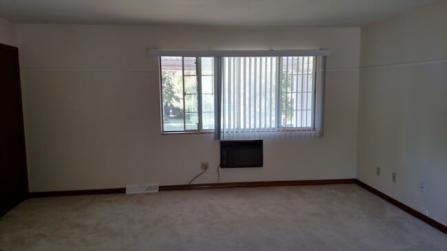 741 E Imperial Dr, Unit 741-747 in Hartland, WI - Foto de edificio - Building Photo