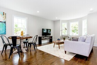 10 Brook St, Unit 1 in Somerville, MA - Foto de edificio - Building Photo