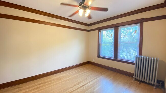 4451 W Dickens Ave, Unit 2 in Chicago, IL - Foto de edificio - Building Photo