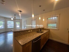 11 Giles Park, Unit 1 in Somerville, MA - Foto de edificio - Building Photo