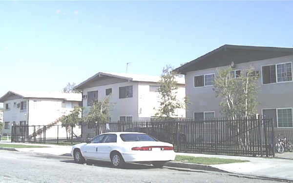 13629-13645 Runnymede St in Van Nuys, CA - Building Photo - Building Photo