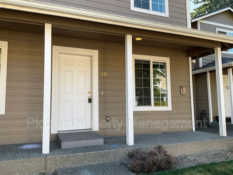 681 Northpark Ln in Bremerton, WA - Building Photo