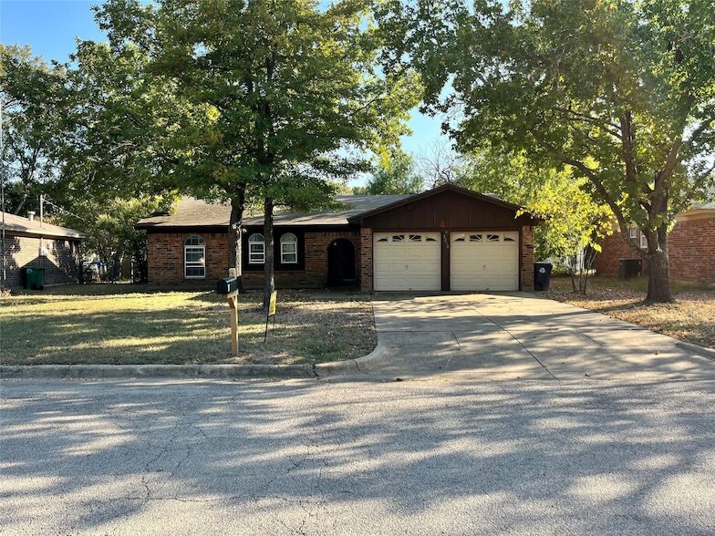 3216 Hummingbird Ln in Denton, TX - Building Photo