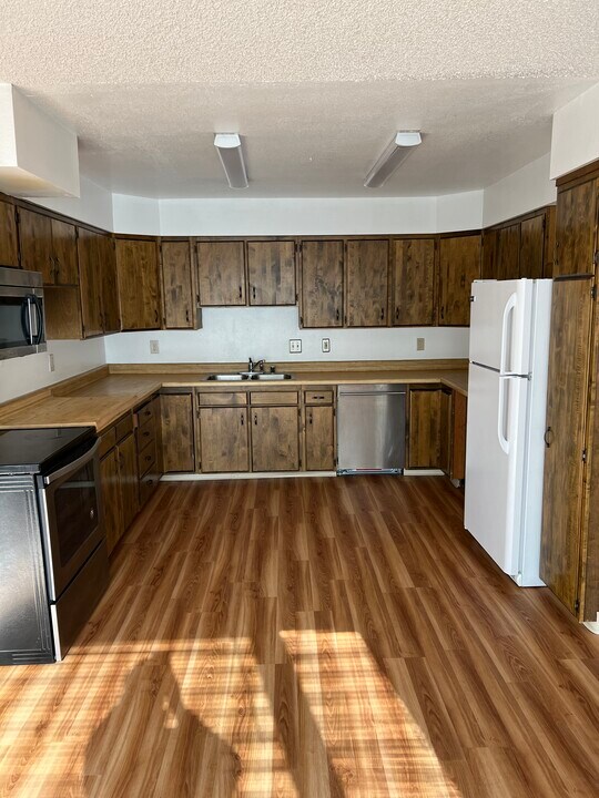 1701 Roosevelt Dr, Unit 3 in Anchorage, AK - Building Photo
