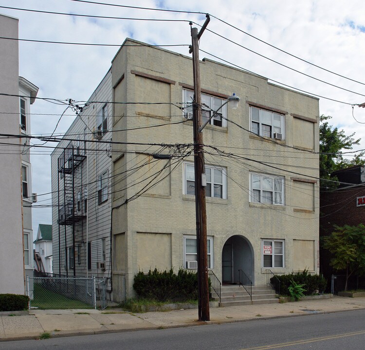 3 Lake St in Patchogue, NY - Building Photo