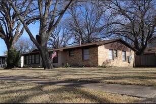 13638 Pyramid Dr in Farmers Branch, TX - Building Photo