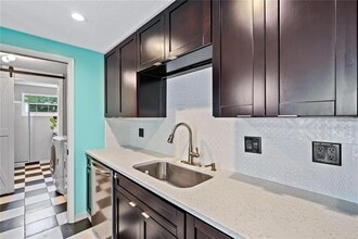 7355 Cass Cir in Sarasota, FL - Building Photo - Building Photo