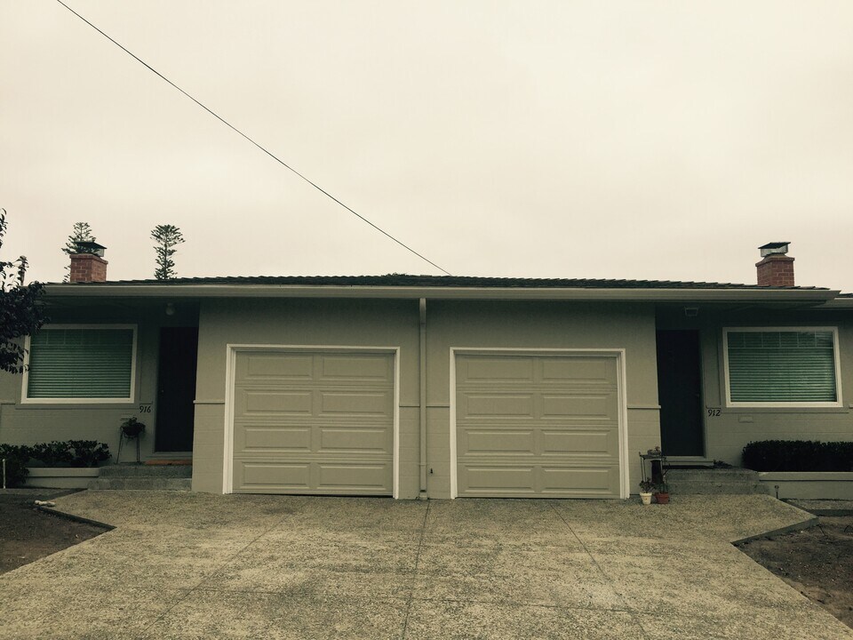 912 Roosevelt St in Monterey, CA - Building Photo