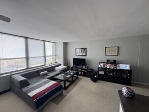 655 W Irving Park Rd, Unit #  03408 in Chicago, IL - Foto de edificio - Building Photo