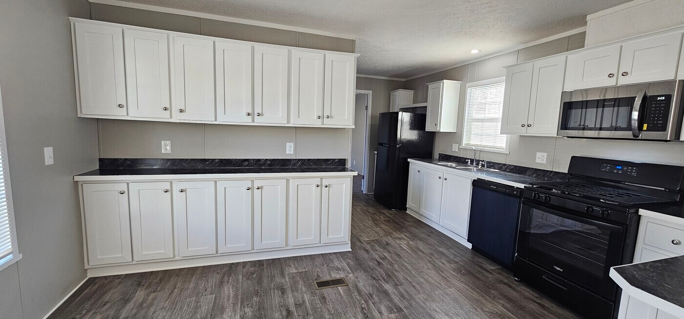 229 Magnolia Pl in Belleville, MI - Building Photo