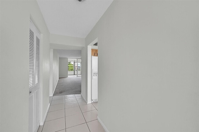 7210 Lake Cir Dr in Margate, FL - Building Photo - Building Photo