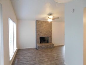 1002 Fieldwood Dr in Austin, TX - Foto de edificio - Building Photo