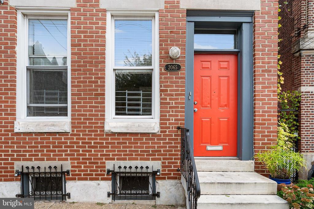 2065 E Clearfield St in Philadelphia, PA - Building Photo