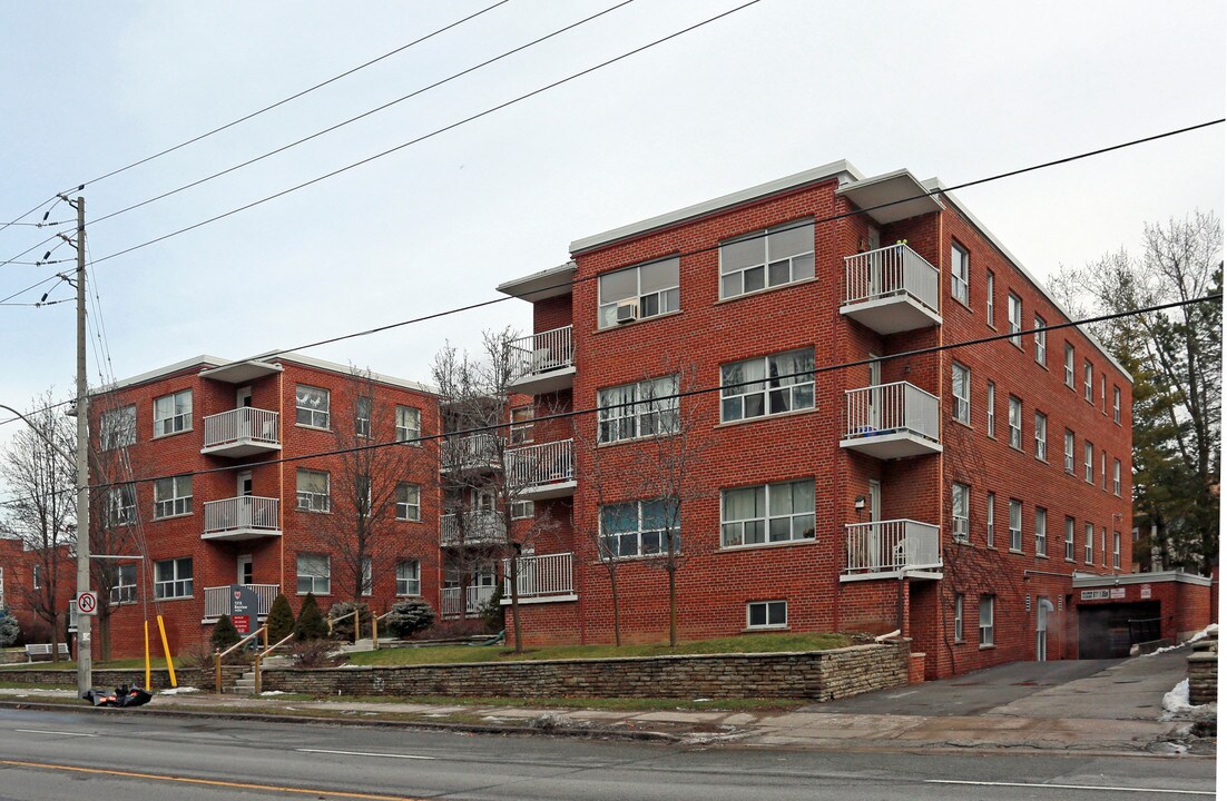 1315 Bayview Ave in Toronto, ON - Building Photo