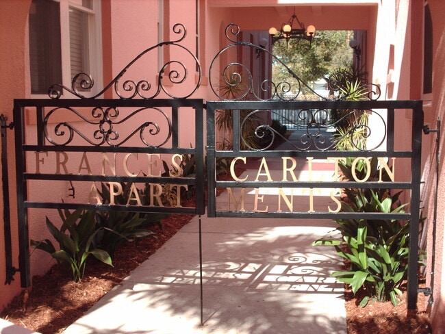 Frances Carlton Apartments in Sarasota, FL - Foto de edificio - Building Photo