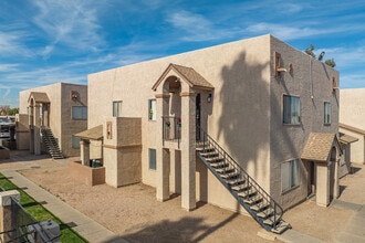 Woodridge Manor Apartments in Glendale, AZ - Building Photo - Building Photo