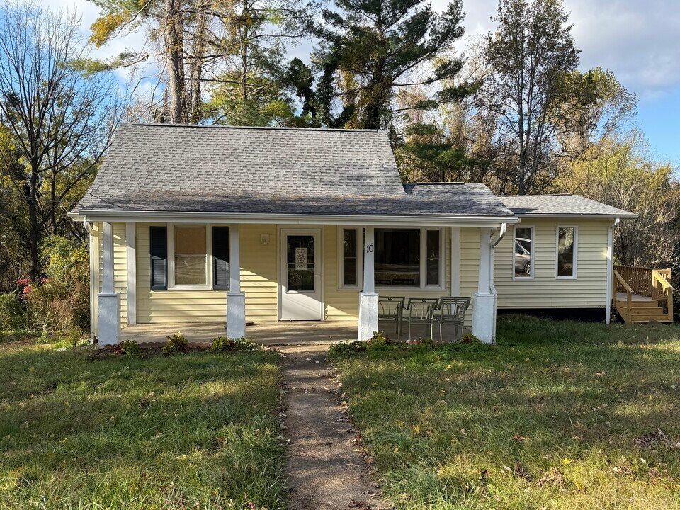 10 Avon Rd in Asheville, NC - Building Photo