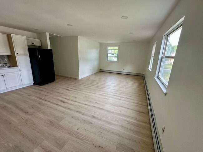 12 Dundalk Rd in Manorville, NY - Foto de edificio - Building Photo