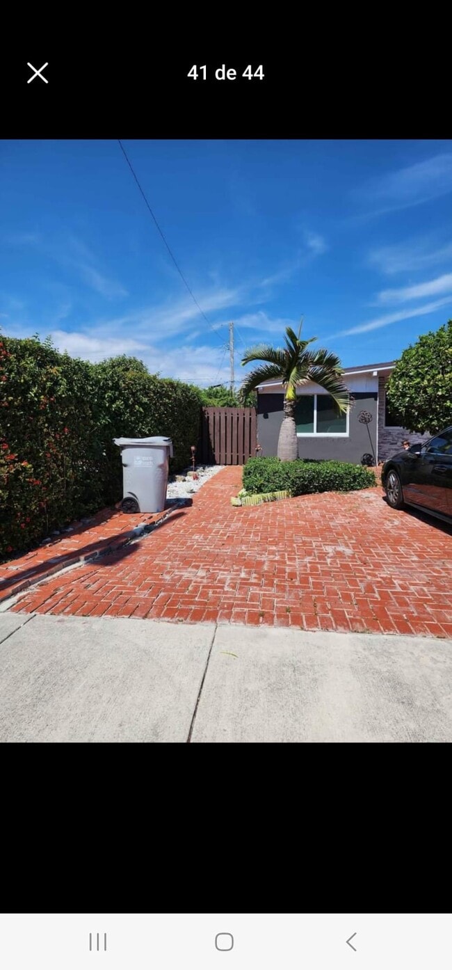 1649 NE 53rd Ct, Unit 2 in Pompano Beach, FL - Foto de edificio - Building Photo