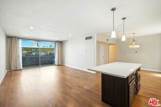 15248 Dickens St in Los Angeles, CA - Building Photo - Building Photo