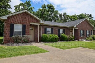 755 Sivley Rd in Hopkinsville, KY - Building Photo
