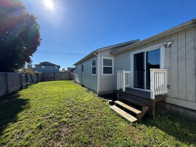 1695 Chestnut St in Eureka, CA - Building Photo - Building Photo