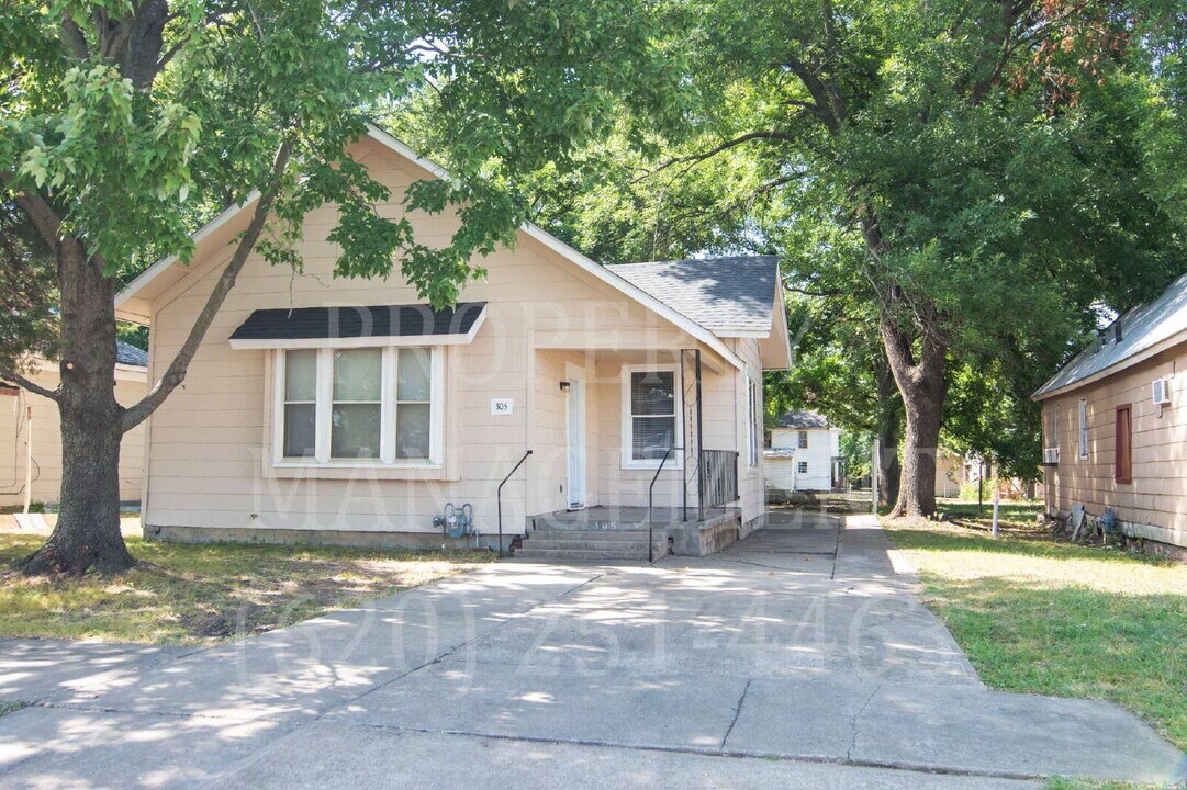 305 E 8th St in Coffeyville, KS - Building Photo