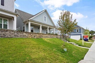 2047 Drew Dr in Atlanta, GA - Foto de edificio - Building Photo